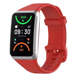 Gros plan sur le bracelet en silicone rouge vif et le tracker de fitness argenté avec écran.