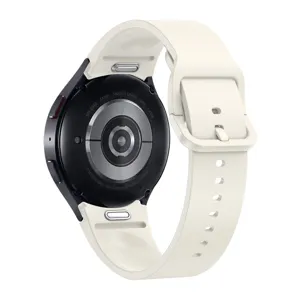 Vista detallada de la parte trasera del smartwatch y la correa de silicona, ajuste.