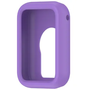 Vista detallada de la funda protectora de silicona morada con recortes precisos y textura.