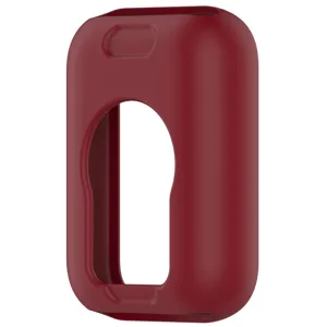 Primer plano funda silicona rojo oscuro, detalle cubierta protectora flexible con recortes precisos.