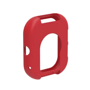 Vista detallada de la funda protectora de silicona roja para reloj inteligente.