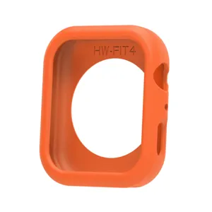 Vista dettagliata della custodia protettiva in silicone arancione, ritagli precisi, vestibilità.