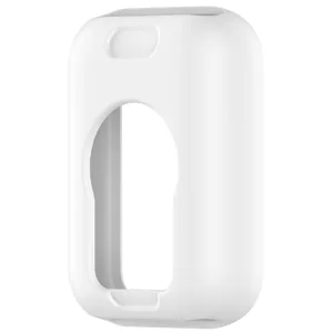 Detalle de funda protectora de silicio para pulsera fitness, suave antichoque blanca.
