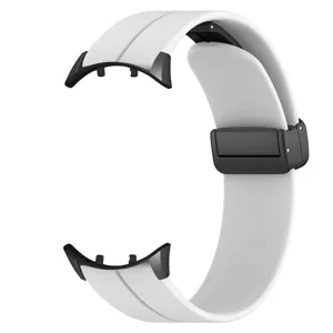 Dettaglio cinturino in silicone, bianco con chiusura pieghevole magnetica nera e connettori.