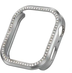 Nahaufnahme Detail des silbernen Strass Smartwatch Schutzhülle Glitzer Lünette Accessoire