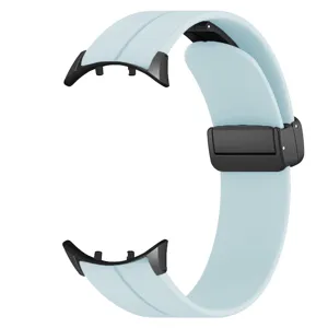 Primo piano del cinturino per orologio in silicone azzurro con fibbia pieghevole magnetica.