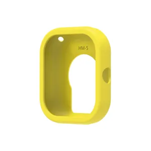 Detailansicht der gelben Silikon Schutzhülle für die Smartwatch mit präzisen Aussparungen.