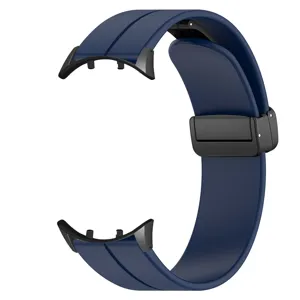 Dettaglio del cinturino per orologio magnetico in silicone blu scuro con fibbia pieghevole.