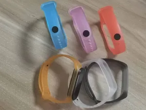 Bracelets de rechange transparents en silicone pour le bracelet connecté, vue de détail.