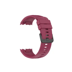 Detalle de correa de reloj de silicona, banda rojo oscuro con hebilla negra, diseño transpirable.