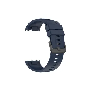 Detalle de correa de reloj de silicona con hebilla metálica y flexible diseño.
