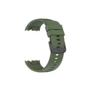 Detalle de la correa de reloj de silicona verde con textura flexible y hebilla negra.