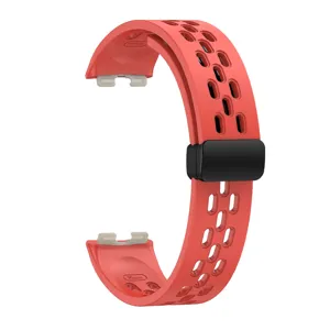Cinturino di ricambio in silicone rosso con chiusura magnetica pieghevole e fori traspiranti.