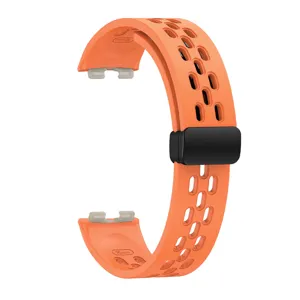 Dettaglio cinturino orologio in silicone traspirante, arancione 16mm con chiusura magnetica.