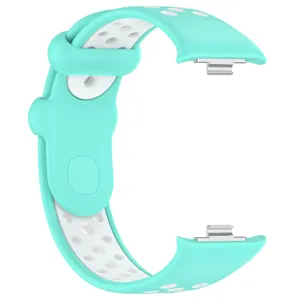 Vue detaillee du bracelet de montre connectee en silicone vert menthe et blanc avec des trous.