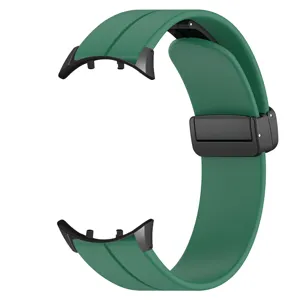 Primo piano dettagliato del cinturino in silicone magnetico verde scuro con fibbia.