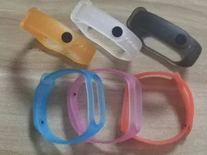 Vue détaillée de bracelets de rechange en silicone transparent de diverses couleurs.