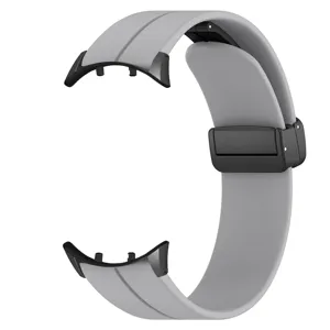 Dettaglio cinturino di ricambio smartwatch in silicone grigio con fibbia pieghevole magnetica nera.