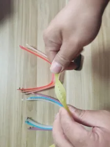 Gros plan détaillé montrant la texture flexible du bracelet de rechange transparent.