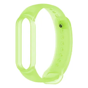 Gros plan détaillé d'un bracelet de montre connecté translucide vert clair en TPU.
