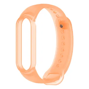 Détail de bracelet de rechange en silicone orange transparent, souple avec clou en métal.