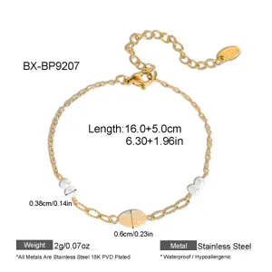 Detalle en primer plano de la pulsera de perlas de agua dulce de acero inoxidable dorado.