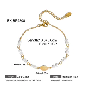 Vista detallada de pulsera de perlas de agua dulce y acero inoxidable chapado en oro con medidas.