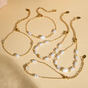 Pulsera multicapa de acero inoxidable chapado en oro con perlas de agua dulce y concha