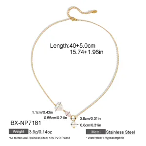 Vista detallada del collar de gargantilla de perlas de agua dulce en acero bañado en oro de 18K.