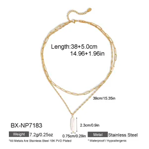 Vista detallada del collar doble de perlas de agua dulce, cadena de acero bañado en oro 18K.
