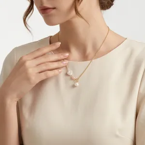 Detalle en primer plano de collar con colgante de perla de agua dulce, joya elegante.
