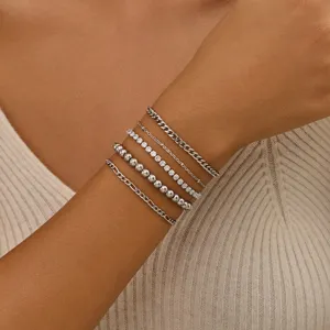 Détail de bracelets à chaînes superposées pour femmes, bijoux de poignet minimalistes.