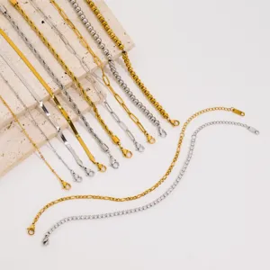 Gros plan détaillé de chaînes métalliques en acier inoxydable, bracelets or et argent.