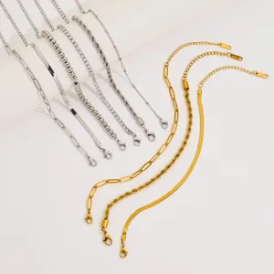 Ensemble de bracelets multicouches en acier inoxydable, bijoux tendance minimalistes or et argent.