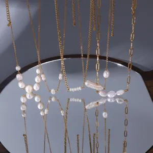Ensemble de collier de perles d'eau douce baroques en acier inoxydable 18K vue détaillée.