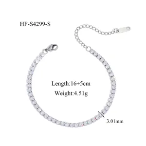 Vue détaillée d'un bracelet tennis en zirconium étincelant avec chaîne d'extension réglable.
