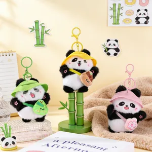 Detailansicht des niedlichen Plüsch-Panda-Schlüsselanhängers mit buntem Sonnenhut und Tasche.