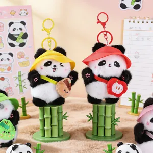 Süßer Panda Plüsch-Schlüsselanhänger mit Hut und Tasche, weiches Stofftier für Rucksack.