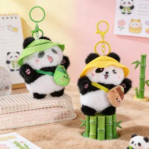 Nahaufnahme des süßen Plüsch Panda Schlüsselanhängers mit Sonnenhut und weicher Textur.