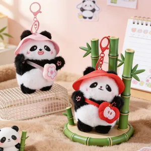 Detailansicht des süßen Panda Plüschtier Schlüsselanhängers mit weichem Material und Mütze.