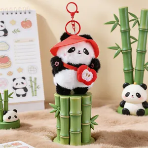 Niedlicher Panda Plüsch Schlüsselanhänger mit rotem Hut und Apfeltasche für Rucksack.