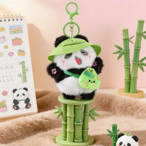 Niedlicher Plüsch Panda Schlüsselanhänger mit grünem Sonnenhut und Rucksack, Plüschtier Anhänger.