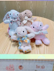 Simpatico peluche coniglietto con orecchie lunghe e fiocco floreale, bambola portachiavi