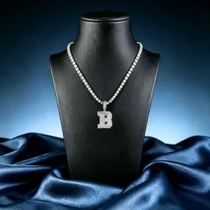 Gros plan détaillé du collier avec pendentif lettre B étincelant sur un présentoir élégant.