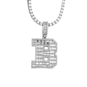 Gros plan sur le pendentif lettre B étincelant et les détails de la chaîne de tennis.