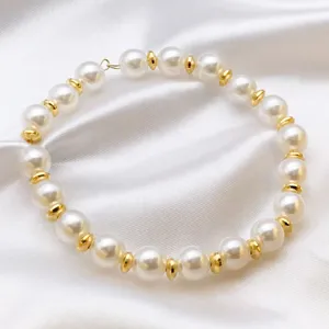 Bracelet élégant de perles et perles d'espacement dorées, accessoire de bijouterie chic fait main.