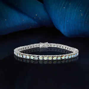 Detailansicht eines glitzernden Moissanit Tennisarmbands aus S925 Silber mit sicherem Verschluss.