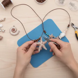 Σετ κατασκευής κολιέ θαλάσσιας ζωής DIY με μενταγιόν αστερία χάντρες και κορδόνι.