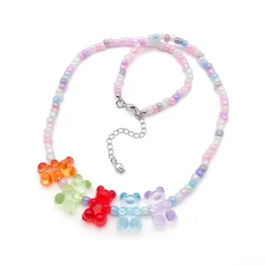 Gedetailleerd uitzicht op de prachtige kleurrijke kralenketting met transparante berenhangers.