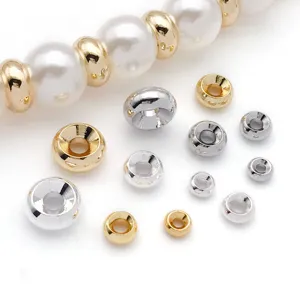 Vue détaillée de perles intercalaires rondelles en métal doré et argenté pour bijoux DIY.